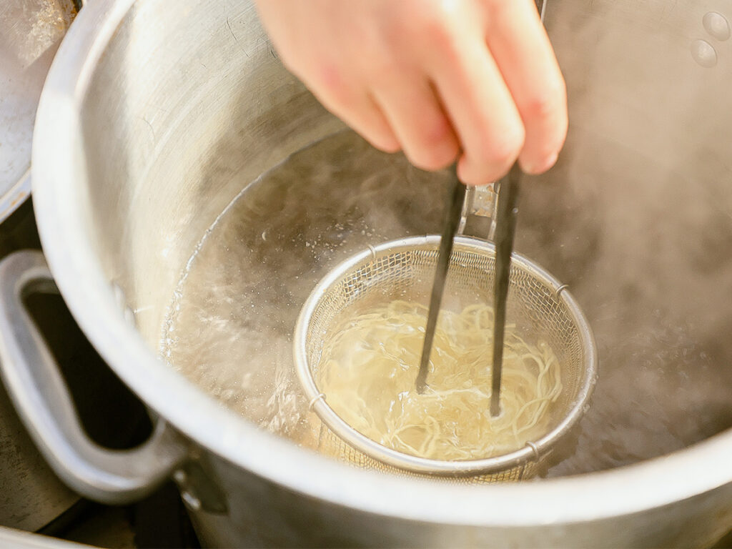 麺を茹でる様子